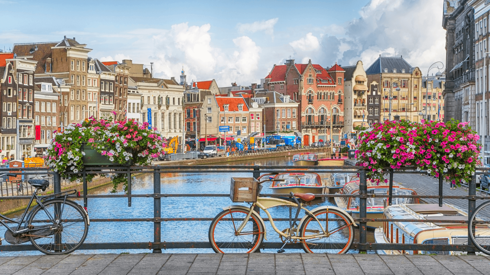 Amsterdam, die charmante Hauptstadt der Niederlande, vereint Geschichte, Kultur und Moderne.