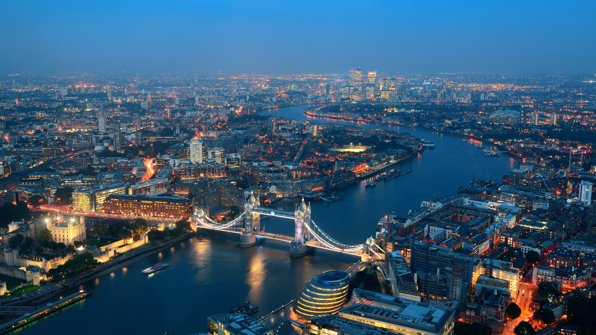London erleben – Praktische Tipps für eine unvergessliche Reise
London, die Hauptstadt des Vereinigten Königreichs, fasziniert mit ihrem einzigartigen Mix aus Geschichte und Moderne. Unsere Reisetipps helfen Ihnen, Ihre Reise optimal zu planen.
Tipps umfassen:

Beste Reisezeit: Frühling und Herbst bieten angenehmes Wetter und weniger Touristen.
Öffentlicher Verkehr: Nutzen Sie die Oyster Card für günstige Fahrten mit U-Bahn, Bus und Zug.
Freie Aktivitäten: Besuchen Sie kostenlose Museen wie das British Museum oder den Tate Modern.