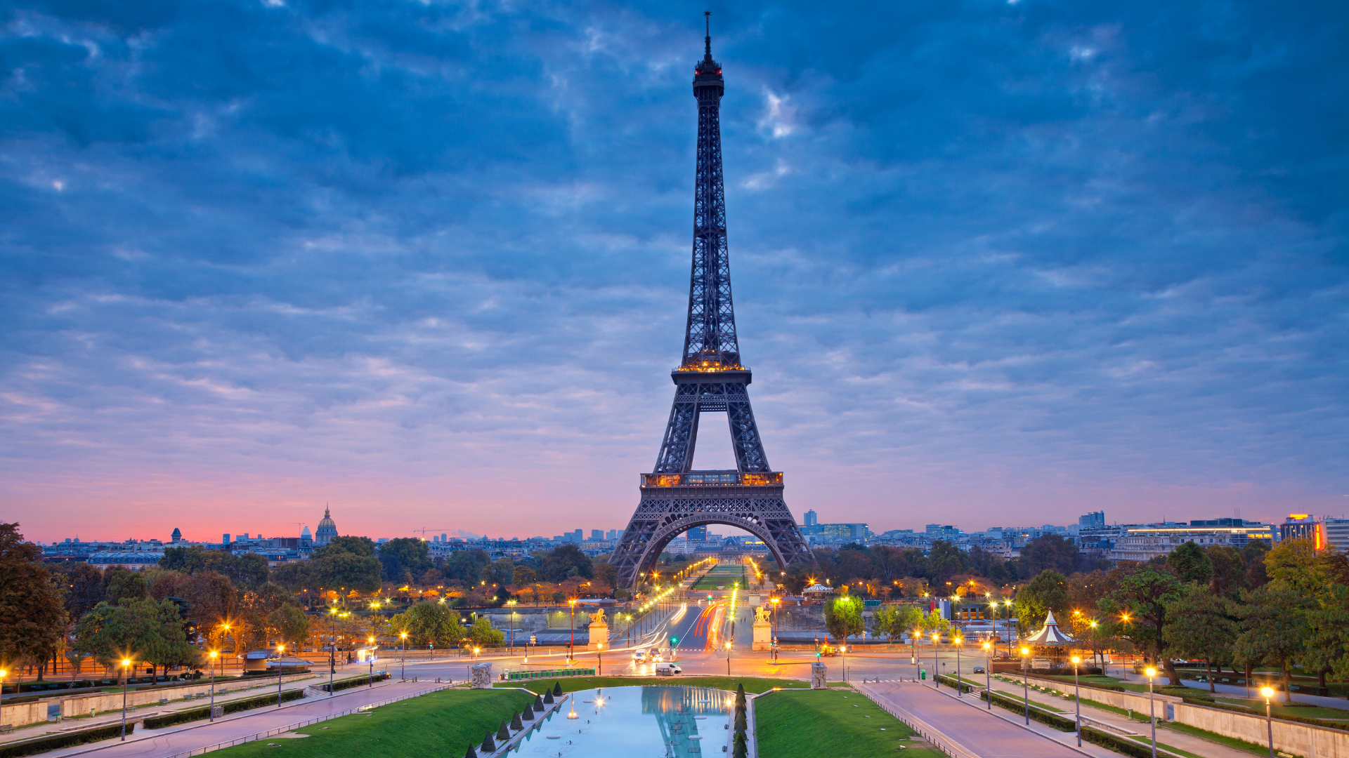 Eiffelturm: Ein Besuch in Paris ist ohne den Eiffelturm unvollständig. Genießen Sie den atemberaubenden Blick über die Stadt von der Spitze des Wahrzeichens.
