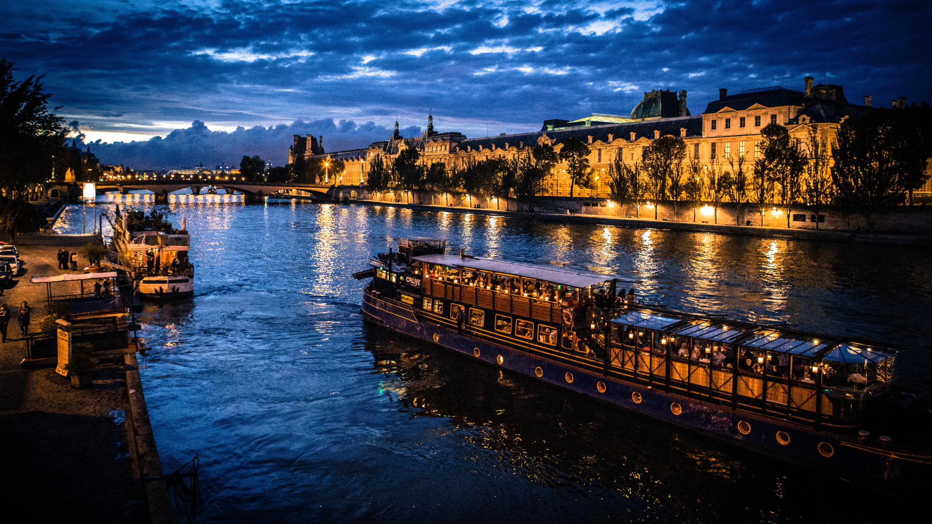 Paris ist eine Stadt, die man mindestens einmal im Leben besuchen sollte. Mit ihrer beeindruckenden Geschichte, Kultur und Romantik bietet sie unzählige Möglichkeiten für unvergessliche Erlebnisse.
