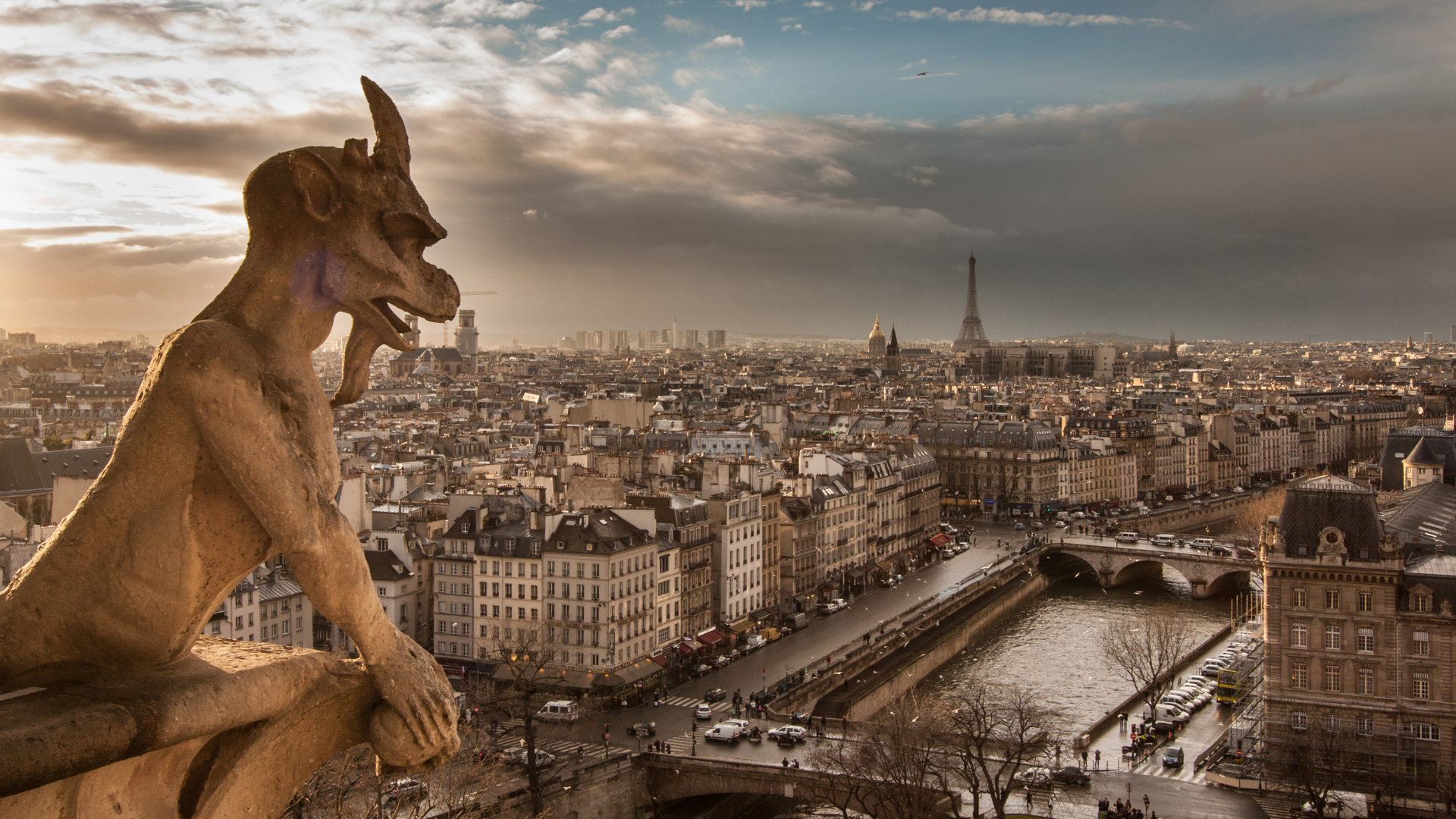 Paris ist eine Stadt, die mit ihrem Charme, ihrer Geschichte und ihrer Vielfalt an Erlebnissen jeden Besucher in ihren Bann zieht. Ob Sie die weltbekannten Sehenswürdigkeiten bestaunen, sich in die kulinarischen Köstlichkeiten verlieben oder in den Pariser Alltag eintauchen möchten – die Stadt der Liebe hat für jeden etwas zu bieten.
