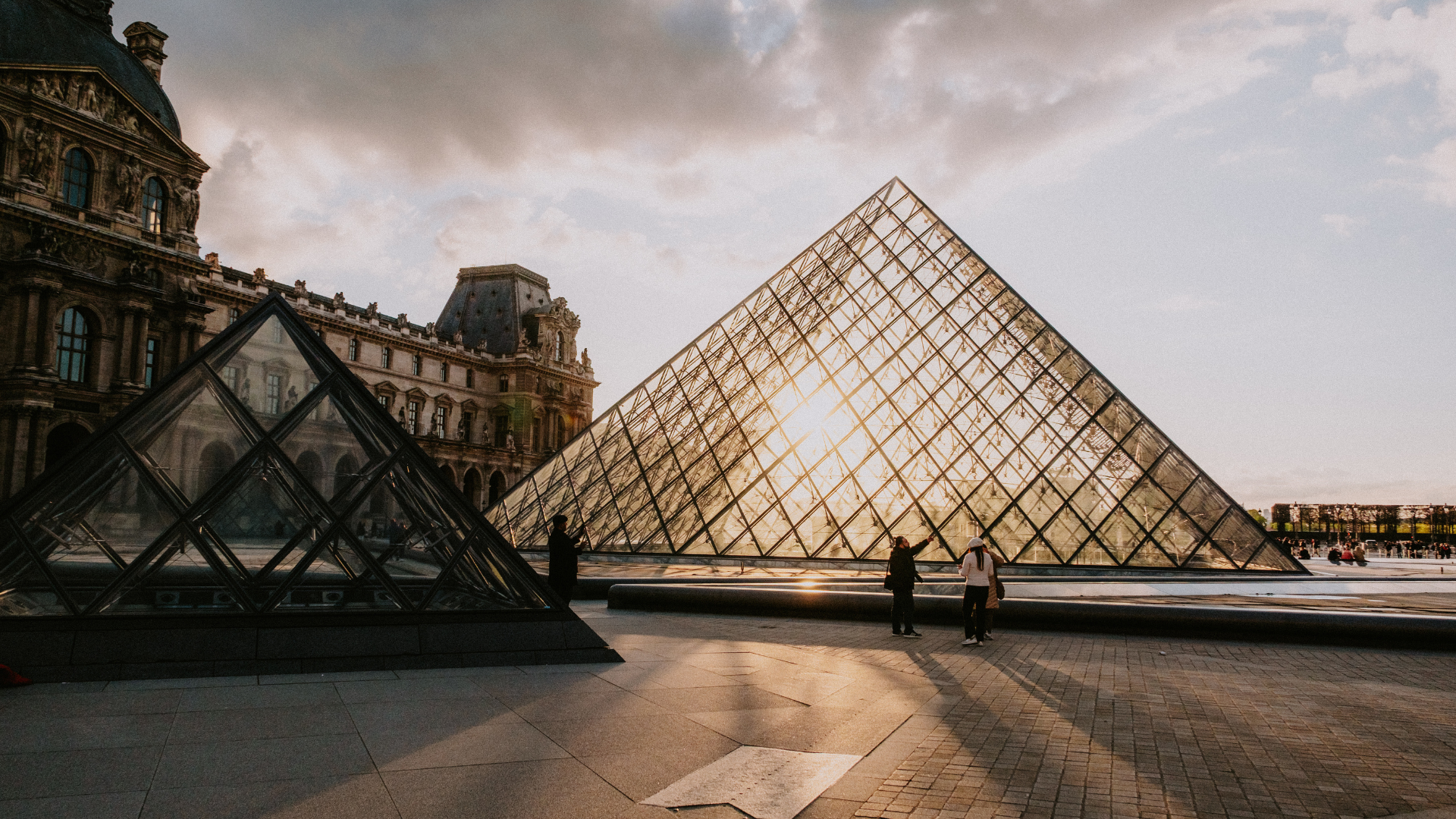 Besuchen Sie den Eiffelturm, die Kathedrale Notre-Dame, den Louvre und die Basilika Sacré-Cœur. Diese ikonischen Orte sind ein Muss für jeden Paris-Besucher.