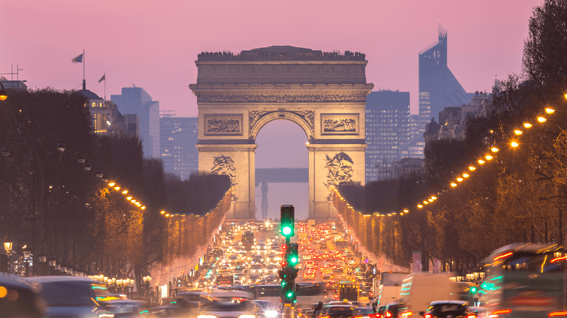 Paris, die Hauptstadt Frankreichs, zieht jährlich Millionen Besucher in ihren Bann. Mit ihrer Mischung aus beeindruckender Geschichte, moderner Kultur und romantischem Flair bietet die Stadt für jeden etwas.