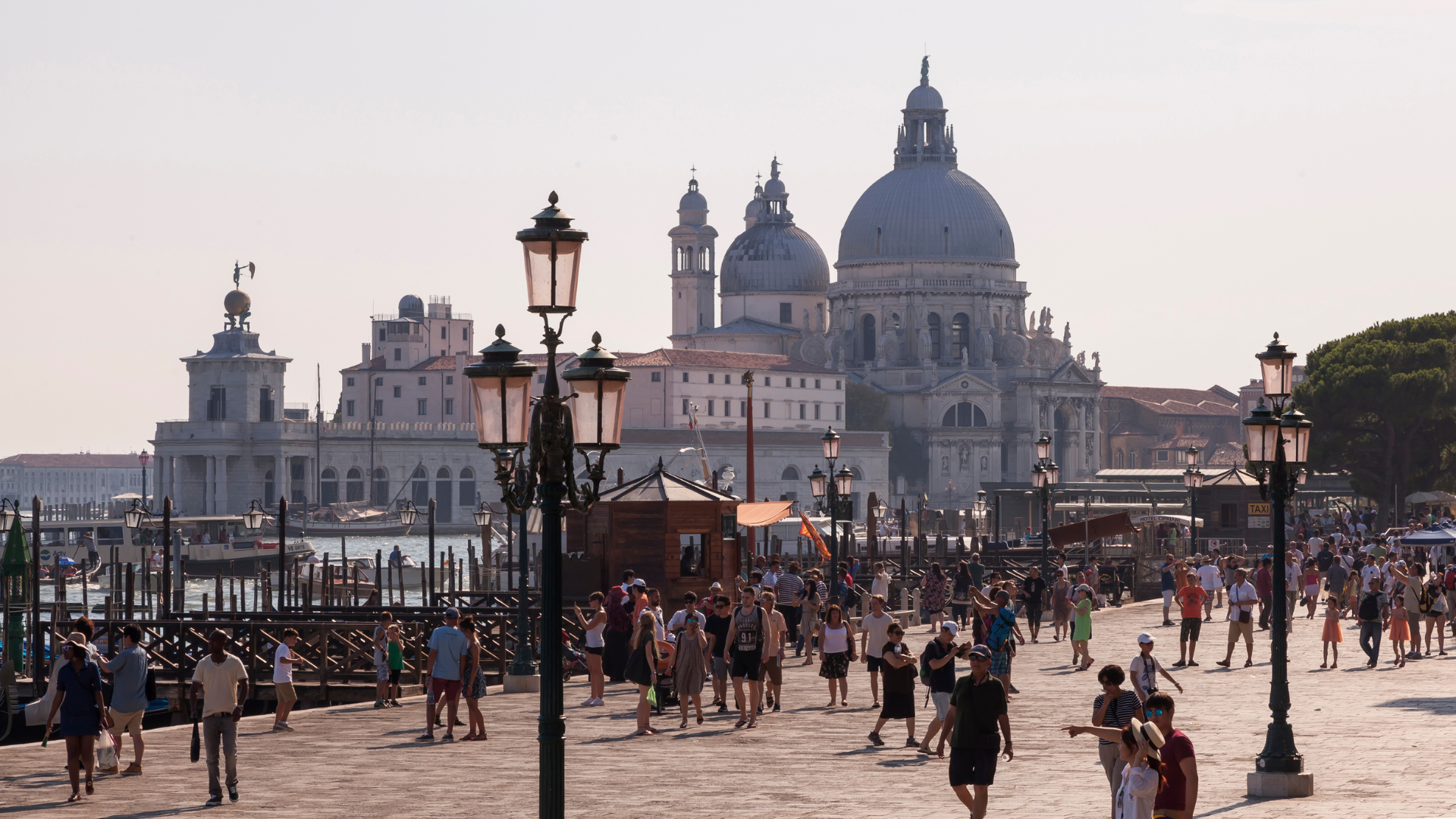Venedig beeindruckt mit weltberühmten Bauwerken und malerischen Plätzen.