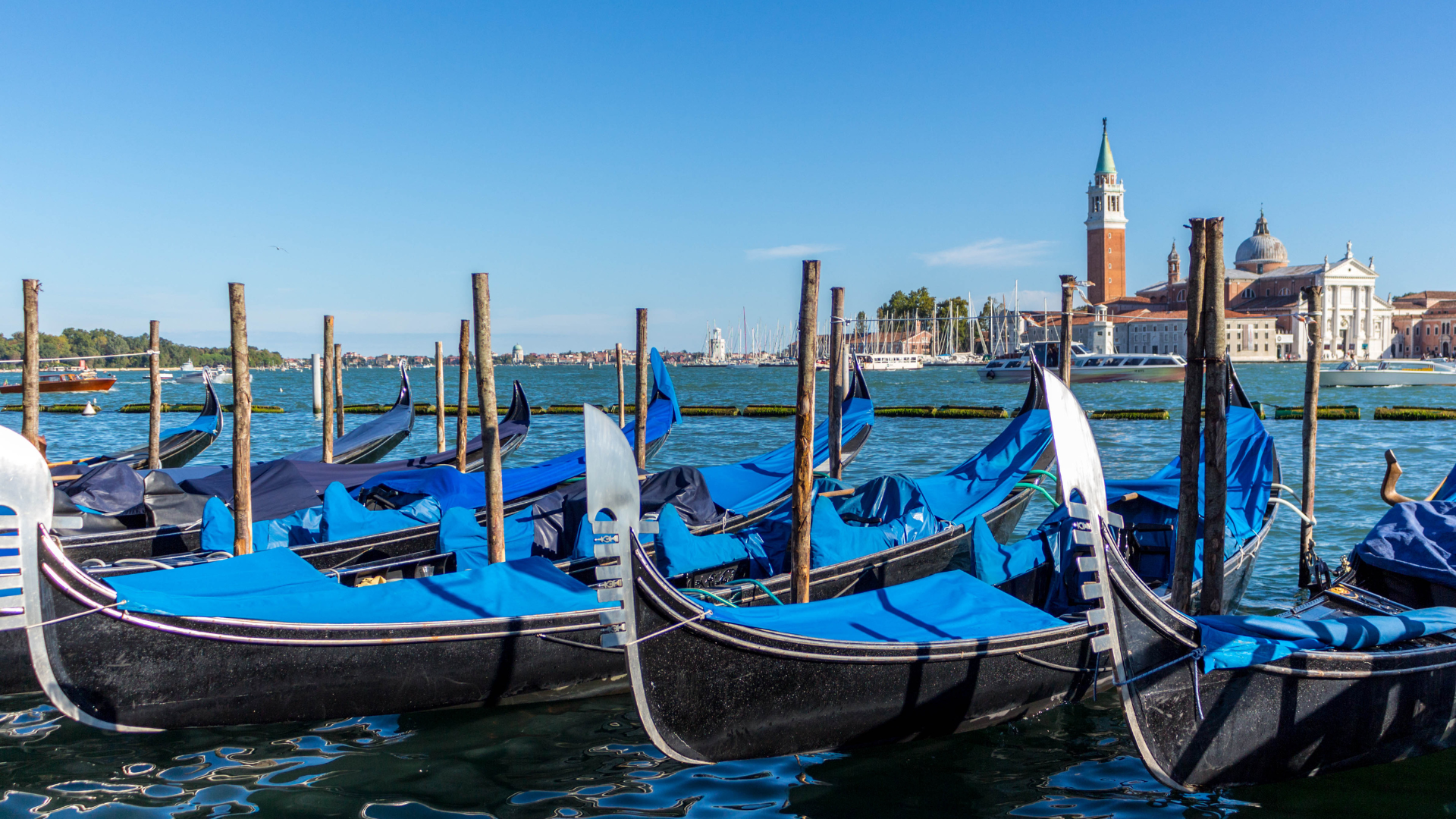 Venedig beeindruckt mit weltberühmten Bauwerken und malerischen Plätzen.