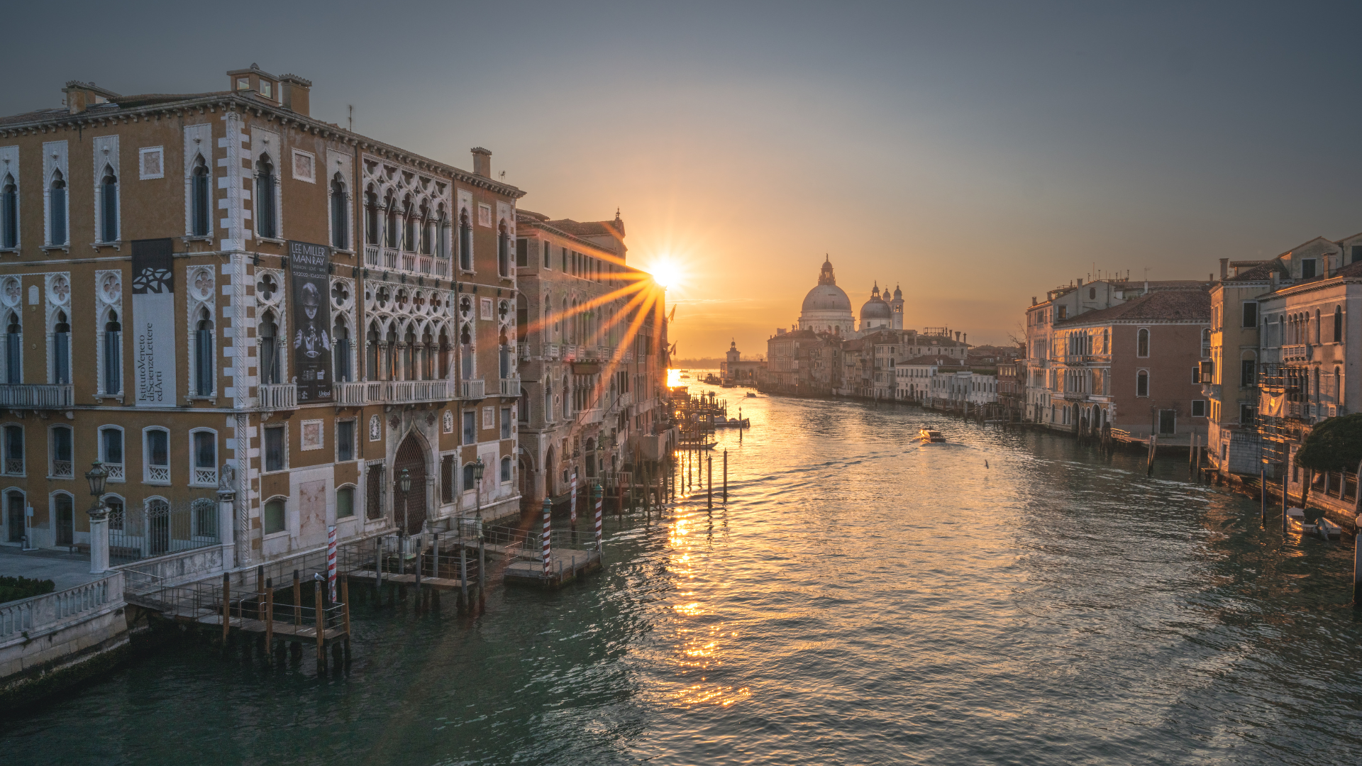 Venedig, die schwimmende Stadt, fasziniert mit einzigartigen Kanälen und einem unvergleichlichen Charme. 