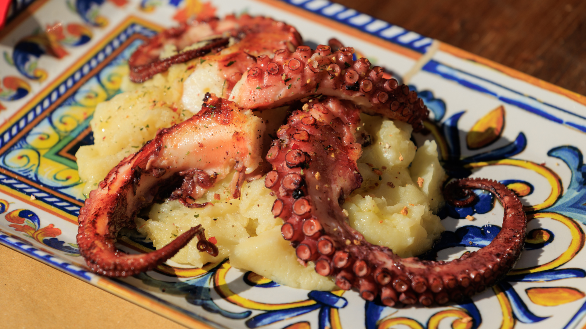 Kulinarische Highlights in Venedig – Genuss pur in der Lagunenstadt
Die venezianische Küche bietet frische Zutaten und einzigartige Spezialitäten.