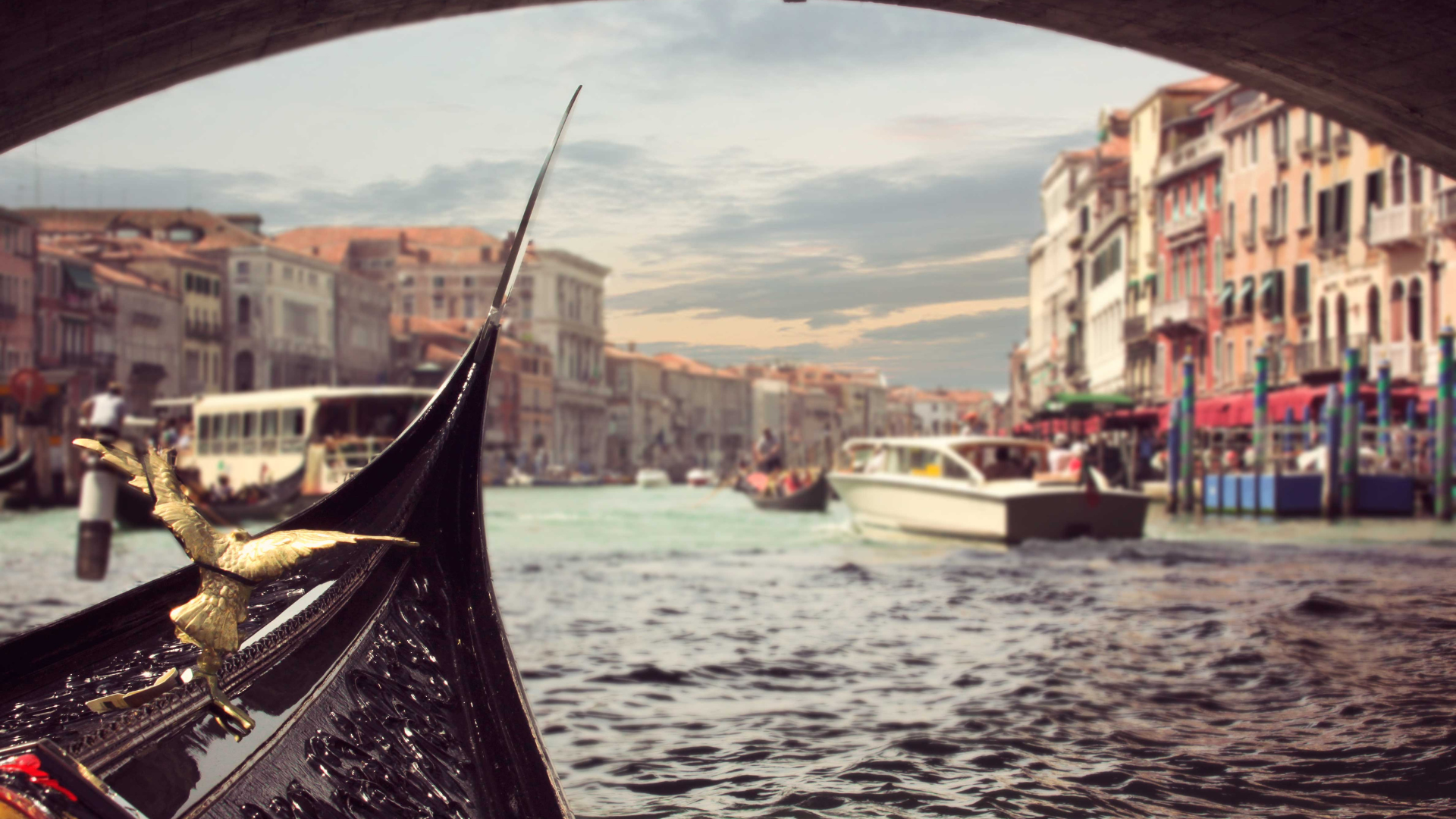 Venedig Reise, Sehenswürdigkeiten Venedig, Markusplatz, Markusdom, Rialtobrücke, Dogenpalast, Gondelfahrt, Aktivitäten Venedig, Reisetipps Venedig, Murano, Burano, Tiramisu, Risotto al Nero, Cicchetti, Karneval Venedig, Prosecco, Vaporetto, Glaskunst, Venedig Urlaub, Venedig entdecken