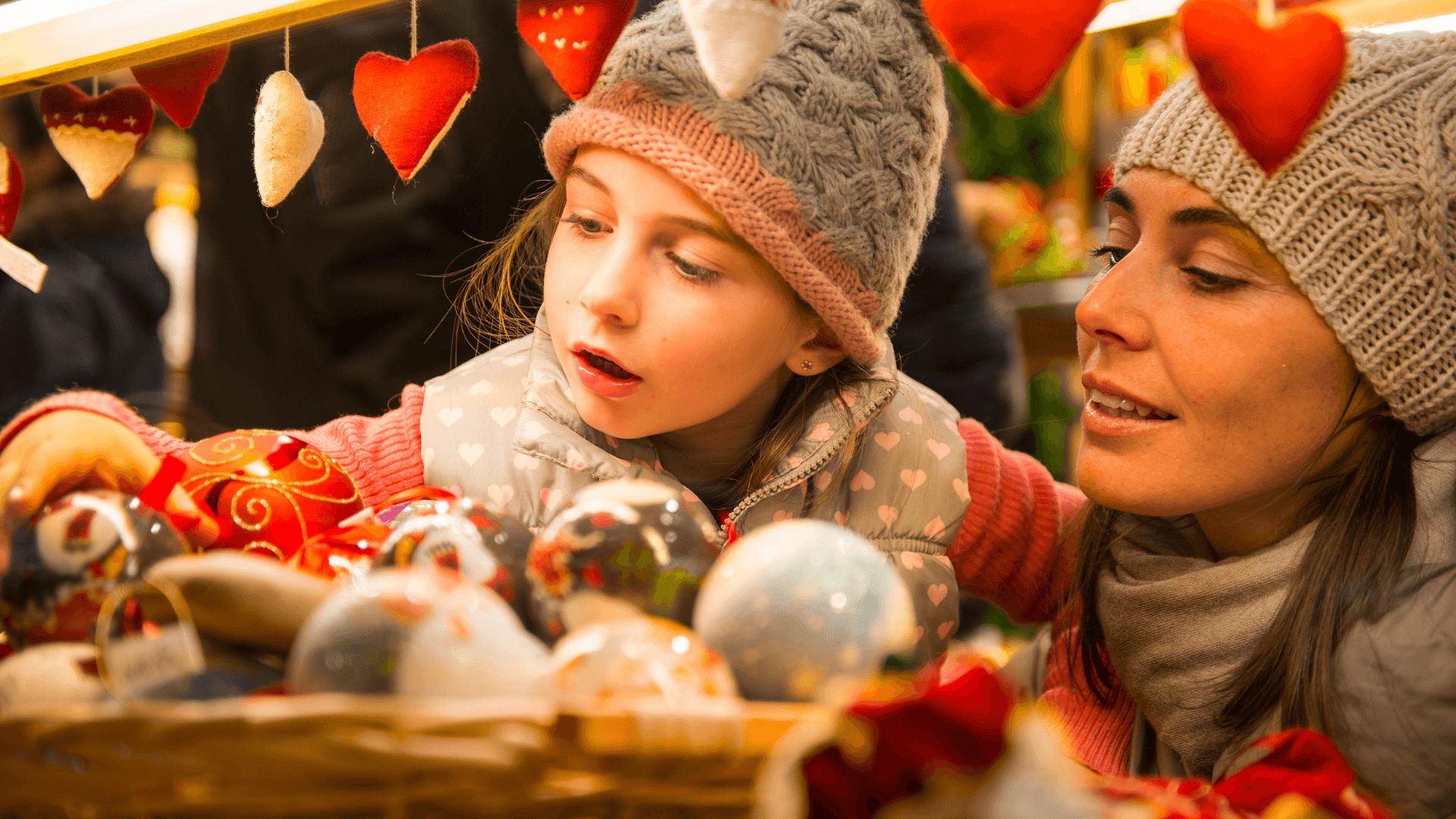 Weihnachtsmarkt, ob traditionell, romantisch oder extravagant – die Weihnachtsmärkte Europas sind so vielfältig wie der Kontinent selbst. Jede Metropole bietet ein einzigartiges Erlebnis, das dich in festliche Stimmung versetzt.