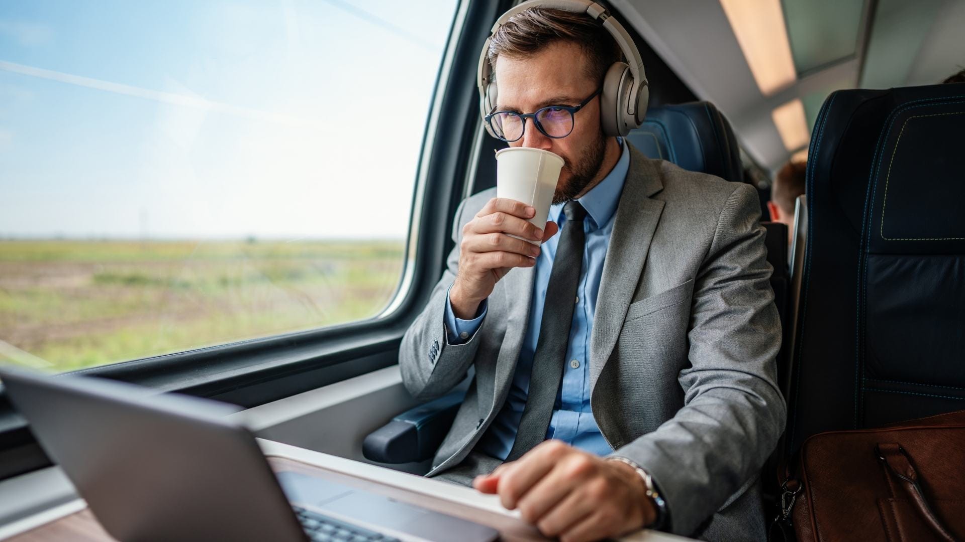 Ob romantische Fahrten durch die Alpen oder historische Metropolen wie Paris und Wien – mit der Bahn erreichen Sie Ihr Ziel entspannt und genießen atemberaubende Ausblicke.